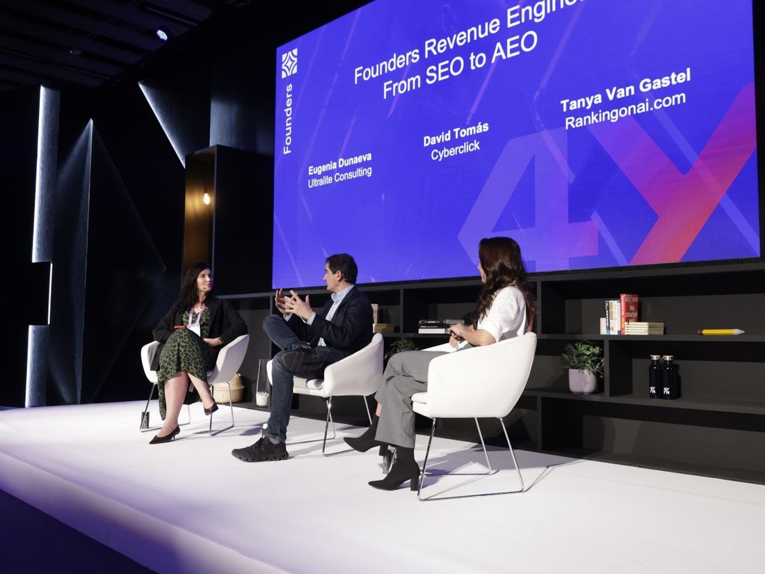 Eugenia Dunaeva moderating Founders Revenue Engine: From SEO to AEO at 4YFN 2026